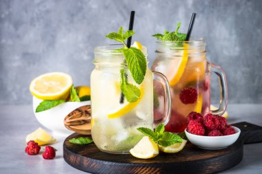 Limonata yaz soğuk içecek.