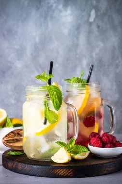 Limonata yaz soğuk içecek.