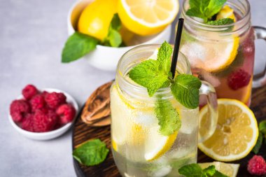 Limonata yaz soğuk içecek.