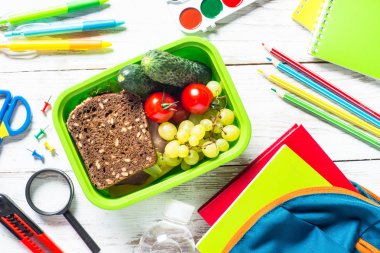 Geri okul kavramı. İleti örneği ve sırt çantası ile öğle yemeği kutusu.