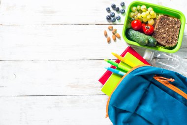 Geri okul kavramı. İleti örneği ve sırt çantası ile öğle yemeği kutusu.