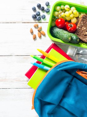 Geri okul kavramı. İleti örneği ve sırt çantası ile öğle yemeği kutusu.