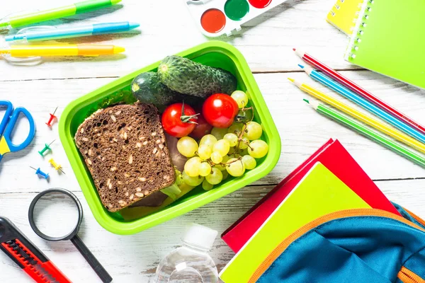 Geri okul kavramı. İleti örneği ve sırt çantası ile öğle yemeği kutusu.