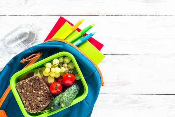 Geri okul kavramı. İleti örneği ve sırt çantası ile öğle yemeği kutusu.