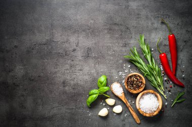 Baharat otlar ve Yeşiller siyah üstten görünüm üzerinde seçim. 