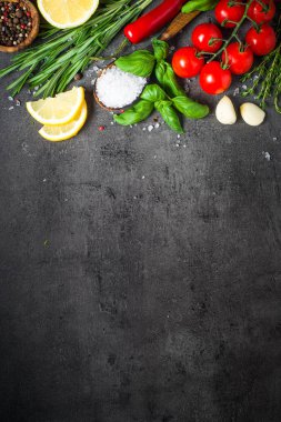 Baharat otlar ve sebze siyah üstten görünüm üzerinde seçim. 