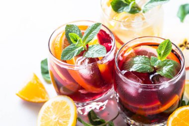 Sangria ile meyve, buz ve nane cam. 