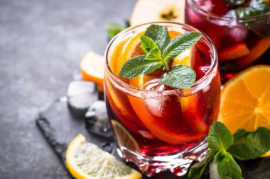 Sangria ile meyve, buz ve nane cam. 