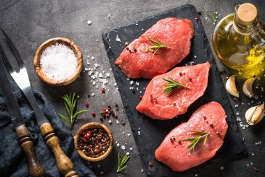 Biberiye ve baharat siyah arka plan üzerine sığır eti biftek