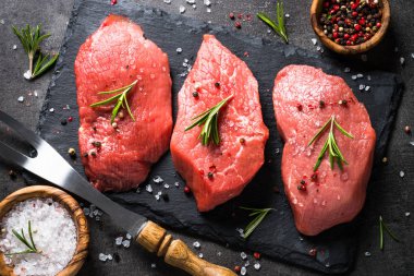 Biberiye ve baharat siyah arka plan üzerine sığır eti biftek