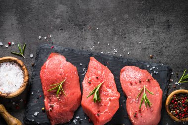 Biberiye ve baharat siyah arka plan üzerine sığır eti biftek