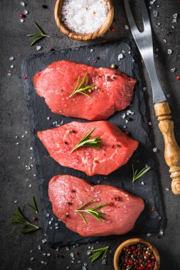 Biberiye ve baharat siyah arka plan üzerine sığır eti biftek