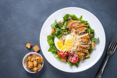 Sezar salatası tavuk göğsü ve domates.