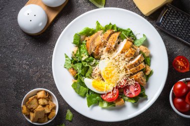 Sezar salatası tavuk göğsü ve domates.