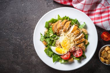 Sezar salatası tavuk göğsü ve domates.