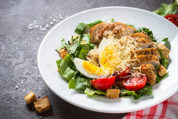 Salada Caesar com peito de frango e tomates . — Fotografia de Stock