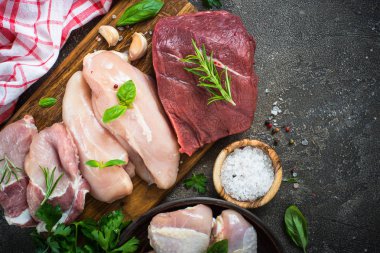 Taze et çeşitler - sığır eti, domuz eti, tavuk.