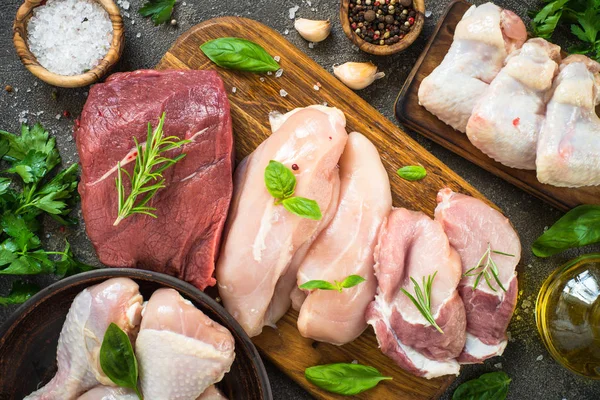 Свіжий асортимент м'яса - яловичина, свинина, курка . — стокове фото