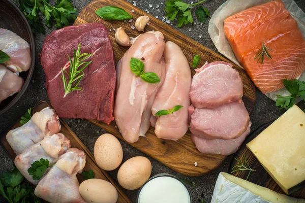 Proteinkällor för - kött, fisk, ost, nötter, bönor och gröna. — Stockfoto