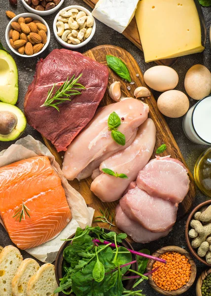 Источники белка - мясо, рыба, сыр, орехи, бобы и зелень . — стоковое фото