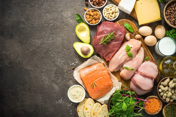 Zdroje bílkovin - maso, ryby, sýry, ořechy, fazole a zelení. — Stock fotografie