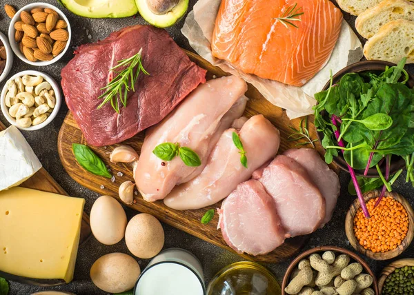 Fuentes proteicas - carne, pescado, queso, nueces, frijoles y verduras . — Foto de Stock