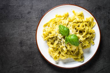 Tagliatelle makarna pesto sos ve parmesan ile.