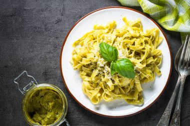 Tagliatelle makarna pesto sos ve parmesan ile.