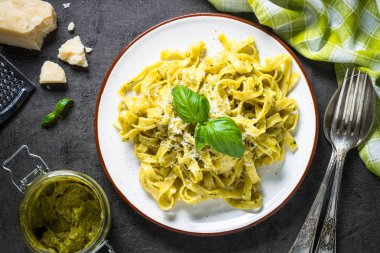 Tagliatelle makarna pesto sos ve parmesan ile.
