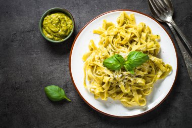 Tagliatelle makarna pesto sos ve parmesan ile.