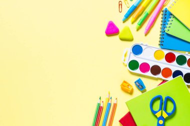 Sarı zemin üzerine okul ve ofis sstationery. 