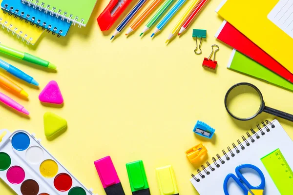 Papelería escolar y de oficina sobre fondo amarillo . —  Fotos de Stock