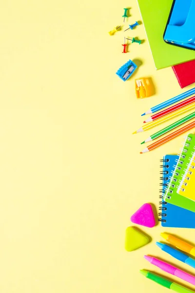 Papelería escolar y de oficina sobre fondo amarillo . — Foto de Stock