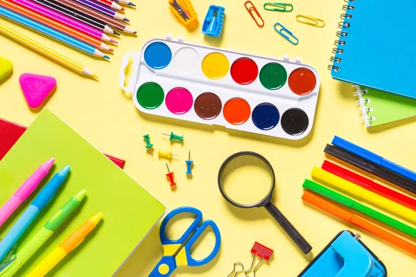 Sarı zemin üzerine okul ve ofis sstationery. 