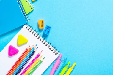 Okul ve ofis malzemeleri veya sabit.