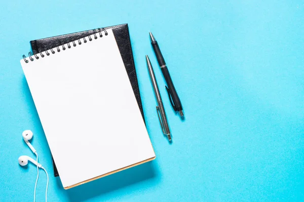 Notebook and pen on blue background. — Stock Photo, Image