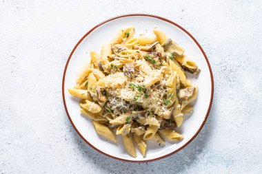 Makarna beyaz mantar kremalı sos ile.