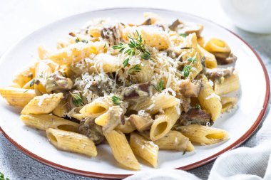 Makarna beyaz mantar kremalı sos ile.