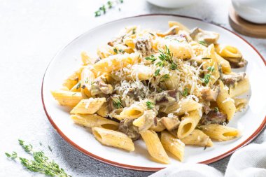 Makarna beyaz mantar kremalı sos ile.