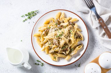 Makarna beyaz mantar kremalı sos ile.