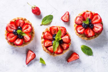 Çilekli tart beyaz masada. Üstten görünüm.