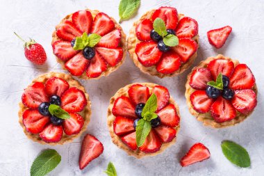 Çilekli tart beyaz. Yaz tatlı çilek ile