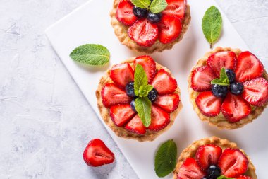 Beyaz üzerine çilekli tart.