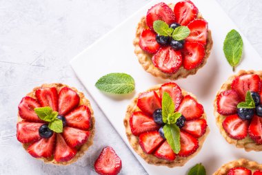 Çilekli tart beyaz masada. Üstten görünüm.