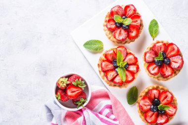 Çilekli tart beyaz masada. Üstten görünüm.