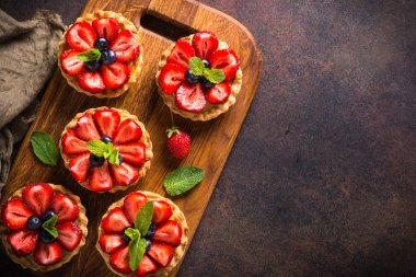 Karanlık masada Çilekli tart.