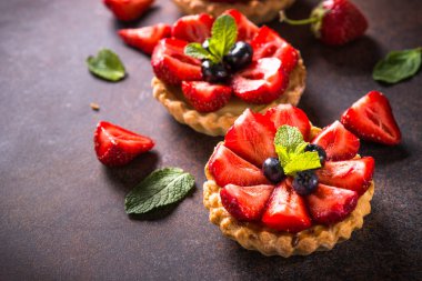 Karanlık masada Çilekli tart.