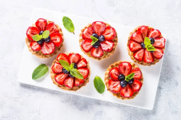 Beyaz arka plan üstten görünüm üzerinde Çilekli tart.