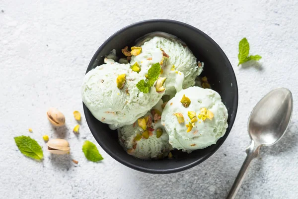 Pistazien-Eis in Schüssel auf weißem Steintisch. — Stockfoto