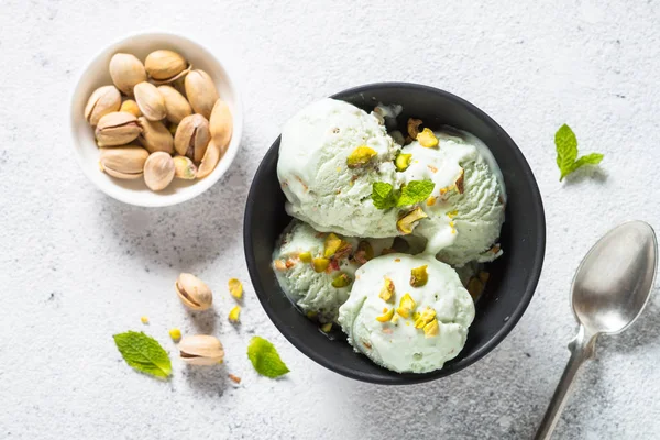 Pistazien-Eis in Schüssel auf weißem Steintisch. — Stockfoto